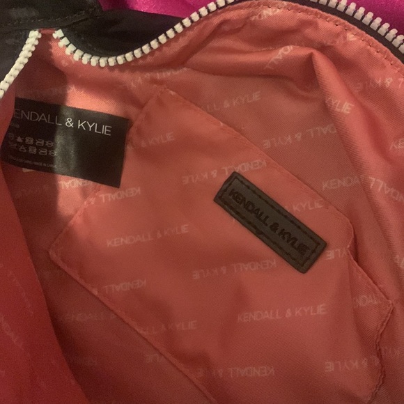 Kylie and Kendall black Crossbody or waist pack pink inside adjustable strap - Picture 5 of 6